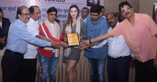 Shantanu Bhamare  Elena Tuteja And Team Celebrates Success of 1 Million Views For Teri Aashiqui Mein