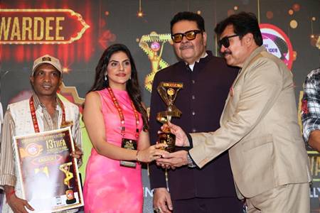 शमीम खान द्वारा १३वें टाइफा अवार्ड 2025 में चीफ गेस्ट डॉ बु अब्दुल्लाह, अनु अगरवाल, दीपक पराशर, एजाज खान, अमन वर्मा सम्मानित