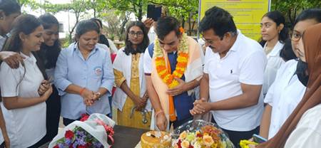 अक्षय कुमार और अमृता फडणवीस के साथ डॉ धर्मेंद्र कुमार भी जुहू बीच की सफाई मे हुए शामिल, मुफ्त मेडिकल कैंप मे दवाएं भी वितरित की