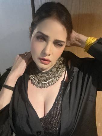 Poonam Jhawer Steals The Spotlight At The Airport: The 90s Innocent Beauty Turns Into A Hotness Queen