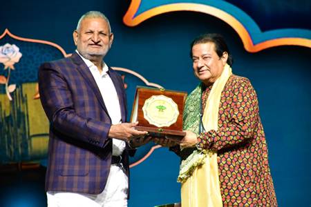 अनूप जलोटा ने बाँधे सुरों के मनके, बहार-ए-उर्दू 2025 का भव्य समापन डोम एसवीपी स्टेडियम में