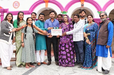 प्रेम सिंह, रक्षा गुप्ता और निर्देशक विजय यादव की भोजपुरी फिल्म ‘स्वर्ग से सुंदर’ की शूटिंग शुरू हुई भदोही में