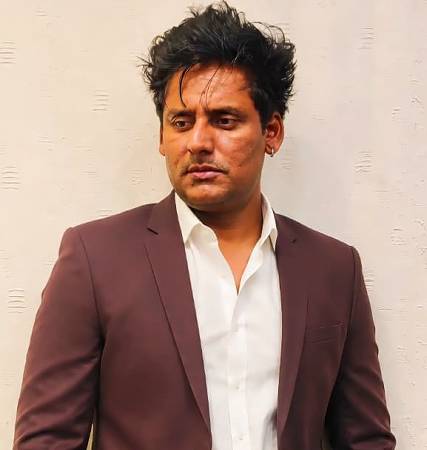 लेखक-निर्देशक आशीष तिवारी की पुस्तक “घुमन्तु” अमेज़ॉन पर प्रकाशित