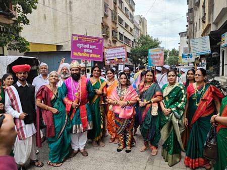 कलाकारांच्या दिंडीत रिपब्लिकन नेत्या तथा निर्माती संघमित्रा ताई गायकवाड यांचा उत्स्फूर्त सहभाग