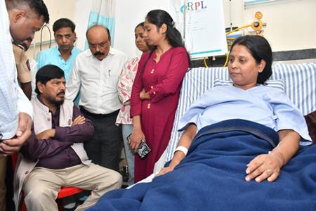 मोशी दुर्घटनेतील जखमींच्या मदतीसाठी धावले केंद्रीय मंत्री रामदास आठवले; संघमित्रा गायकवाड यांनी केले जननेतृत्वाचे कौतुक, महिला सक्षमीकरणासाठी शासनाच्या योजनांचा लाभ देण्याची केली मागणी